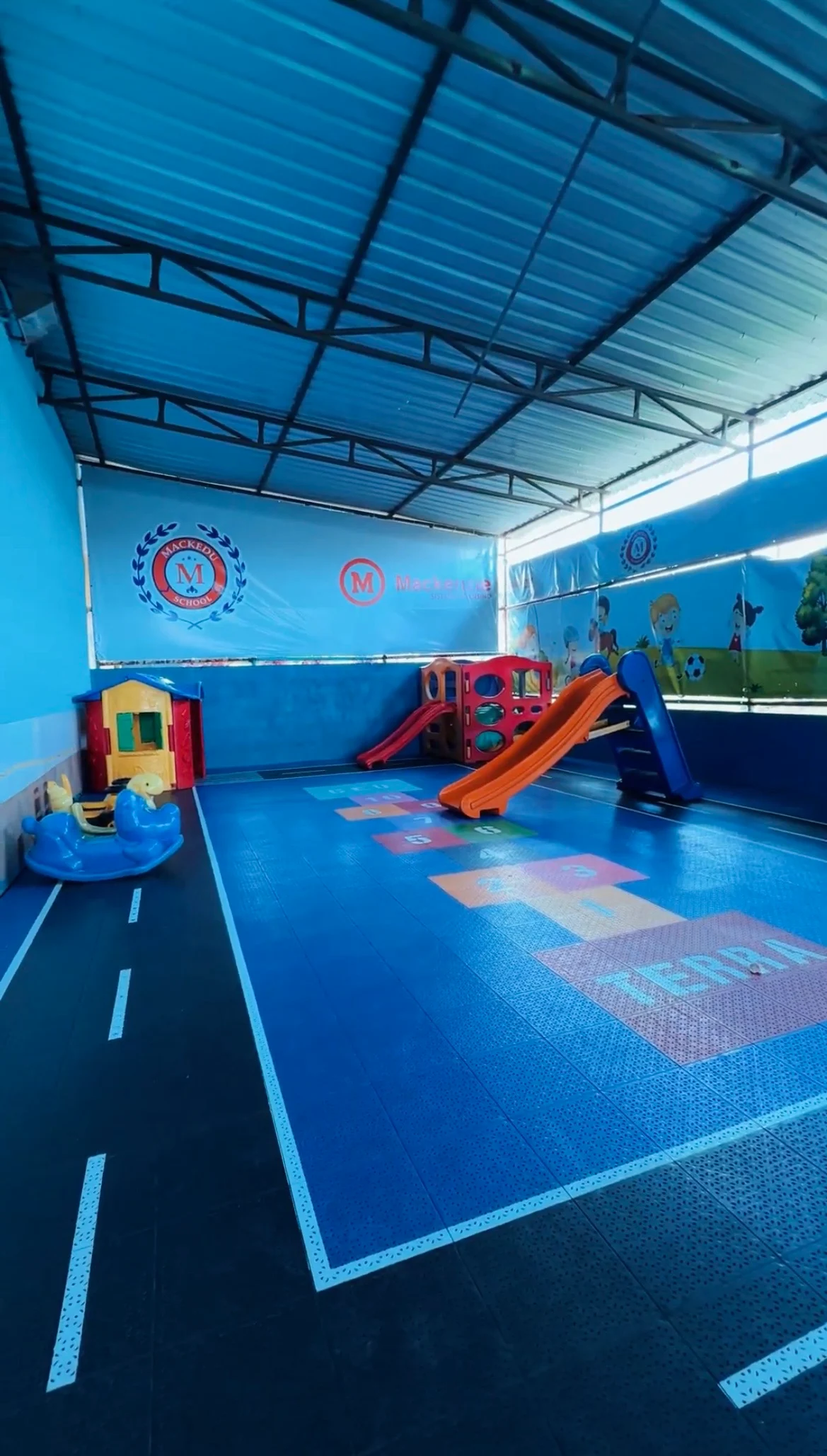 Espaço infantil coberto da Mackedu School
