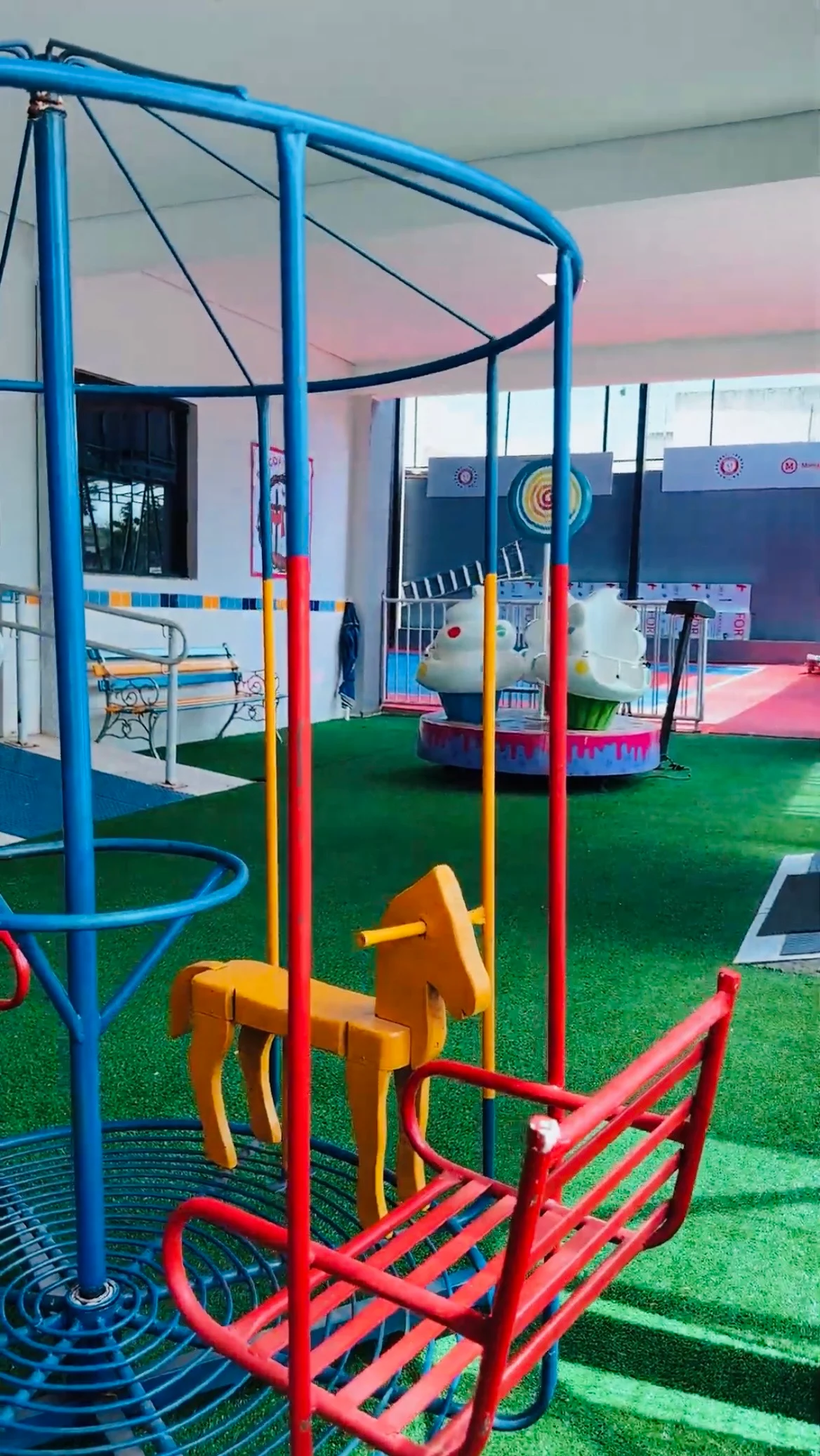 Playground coberto e colorido da Mackedu School
