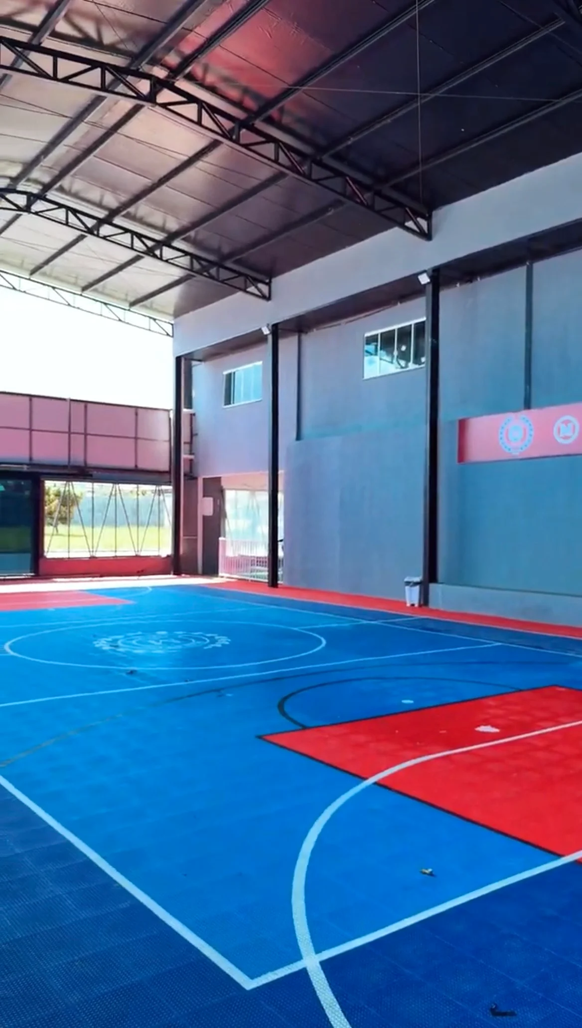 Quadra coberta para atividades esportivas da Mackedu School